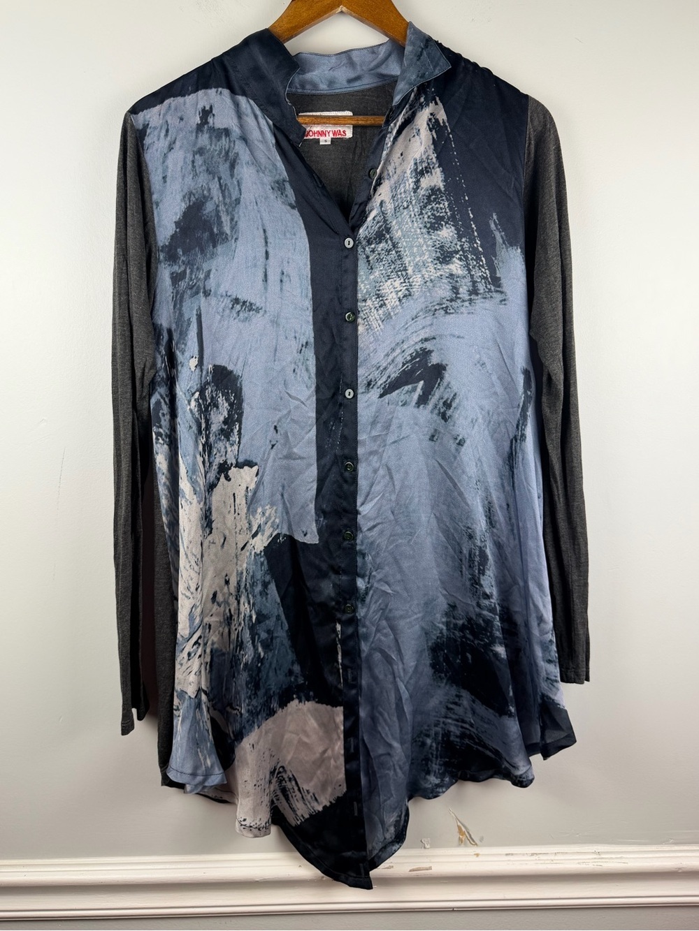 Johnny was 100% silk blue grey abstract button down tunic top size small FLAW